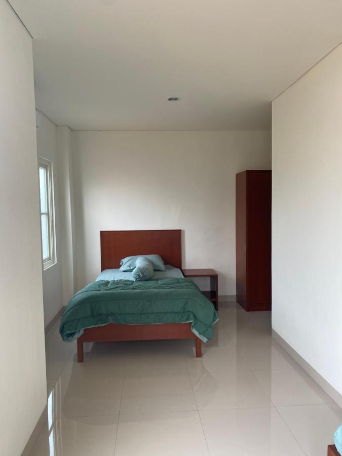 Rumah Pondok Pinang Wisma tamu *