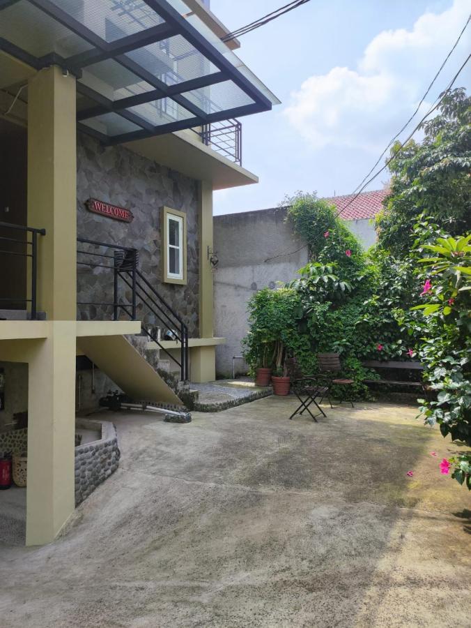 Rumah Pondok Pinang Wisma tamu *